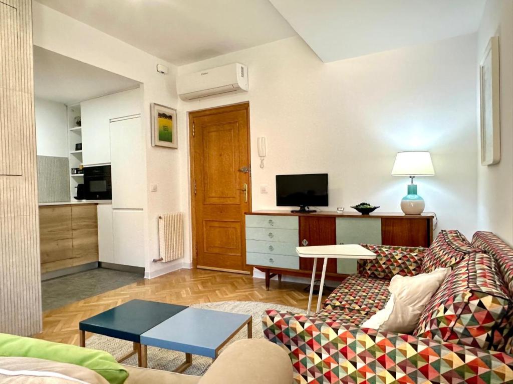 a living room with a couch and a table at VUT Plaza del Rastro in Ávila