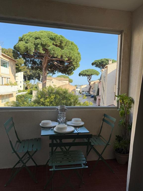 Petit cocon sur le port d'Hyères avec parking, proche des plages