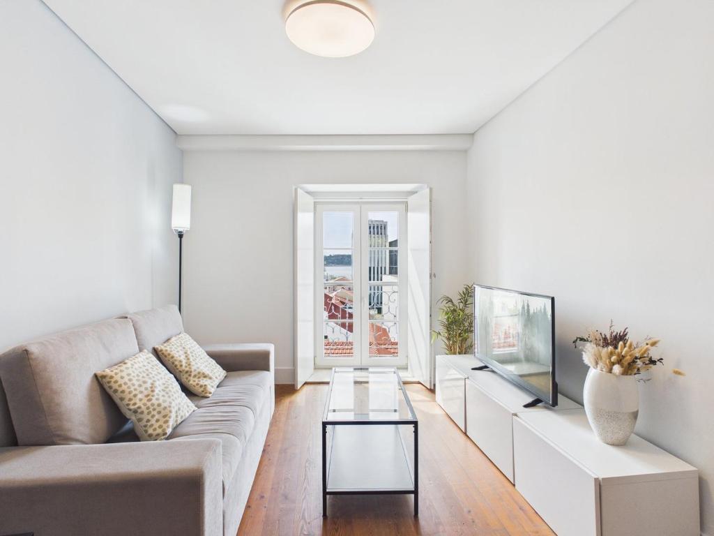 Bright 1BR w/ AC Near Cais do Sodré | By Airnest
