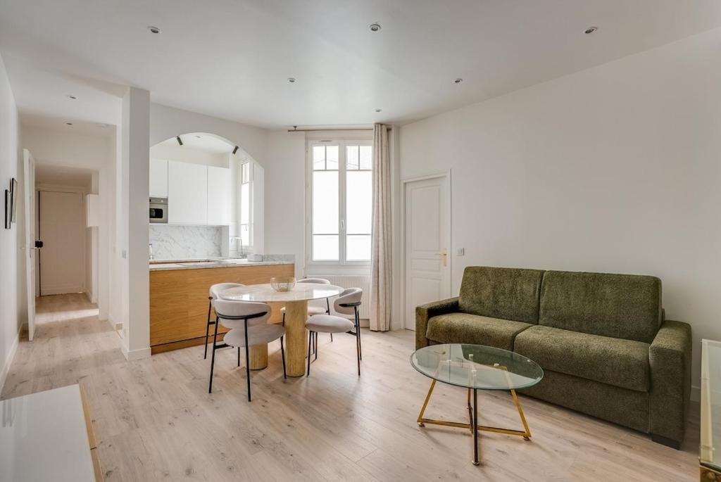 a living room with a couch and a table at Saint mandé Place du marché in Saint-Mandé