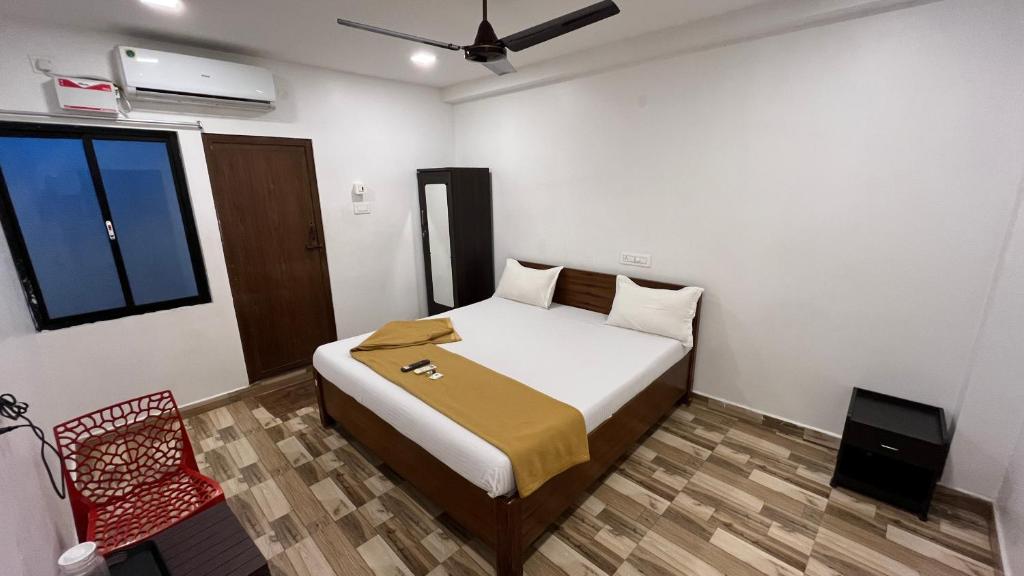 a small bedroom with a bed and a window at Gravity Groups Golden Residency in Puducherry Airpoert
