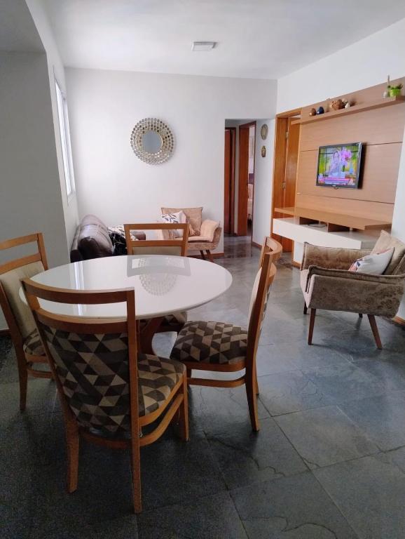 a living room with a table and chairs at Apartamento 3 quarto Alto Bueno in Goiânia