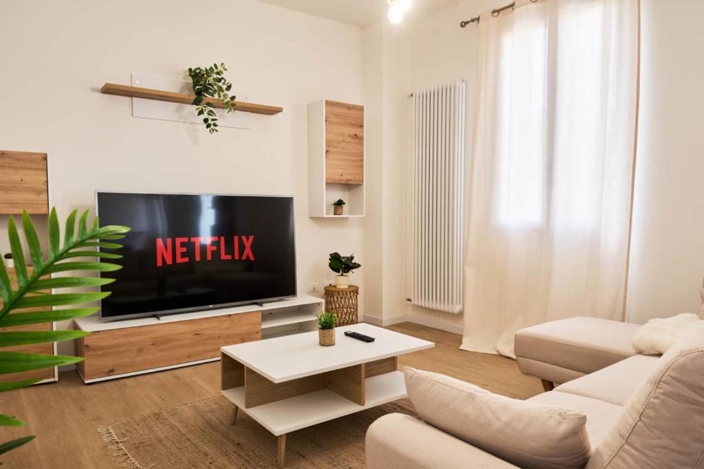 a living room with a television with the text netflix at Ortensie House in Padova