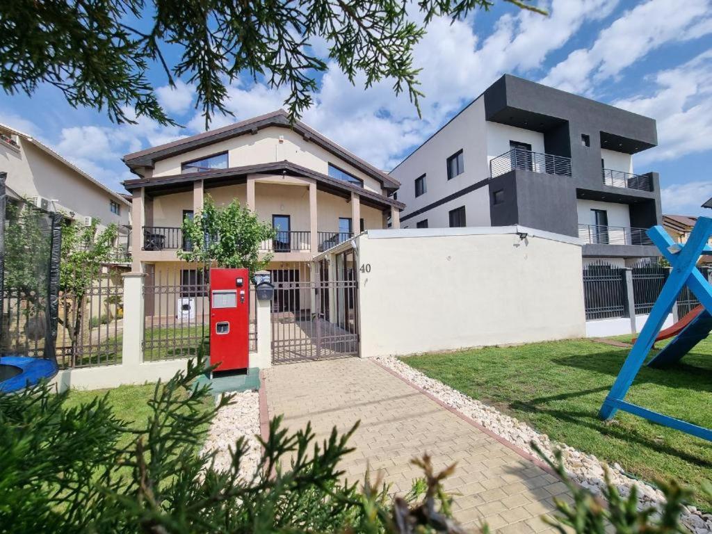 a house with a red mailbox in front of it at du Mio in Eforie Nord