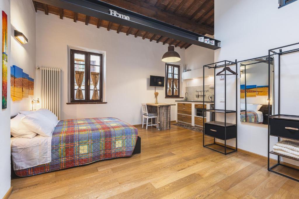 a bedroom with a bed and a desk in a room at Sofia a Montepulciano in Montepulciano