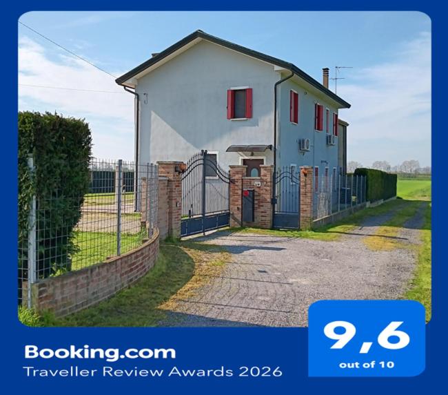 a white house with a fence and a gate at Casa di Valli in Chioggia