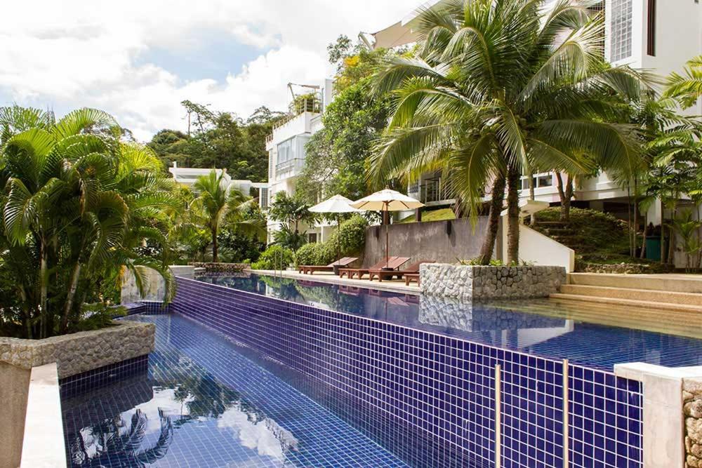 Bazén v ubytování Kamala Hills Serviced Apartments nebo v jeho okolí