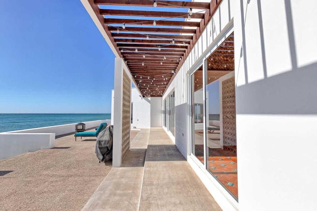 a building with a view of the ocean at Luxury & Spacious Beachfront Home Casa Espiritu in Puerto Peñasco