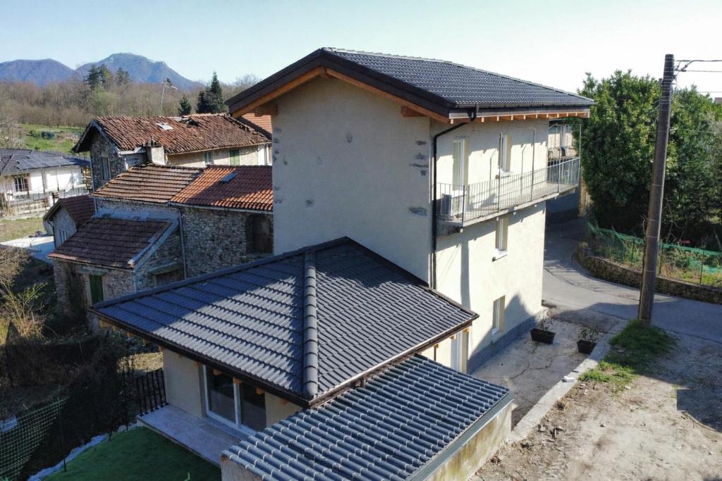 an overhead view of a house with a roof at Da Teo & Lisa in Vignone