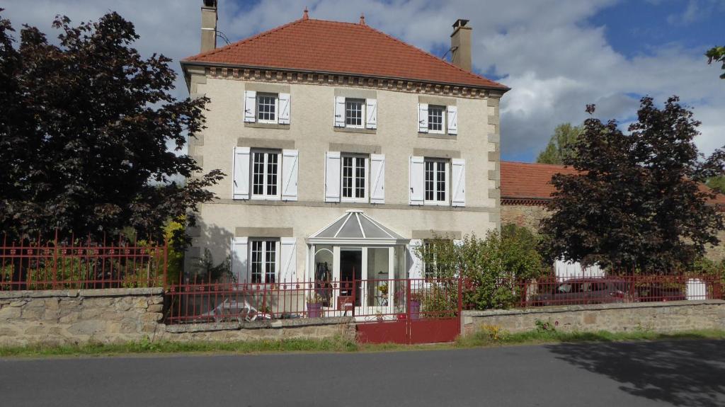 Saint-Jean-des-Ollières的住宿－Relais des Chaux，一座红屋顶的大型砖砌建筑