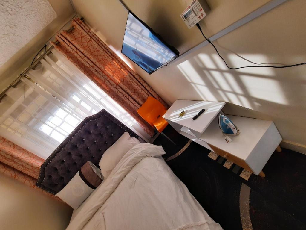 a small bedroom with a bed and a window at Goodlife Studio - NRS Kinoo in Rungiri