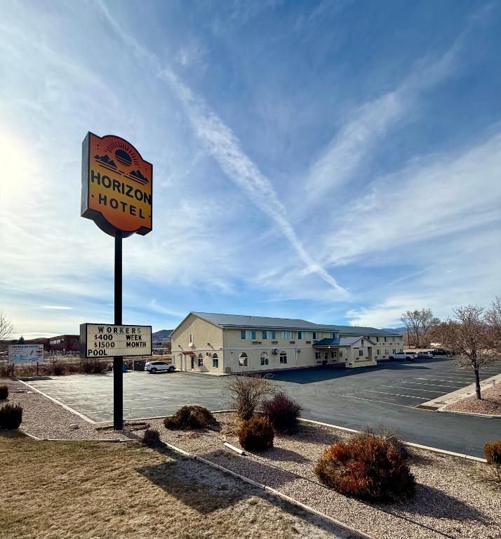 a sign for a hotel in front of a road at Horizon Hotel in Vernal