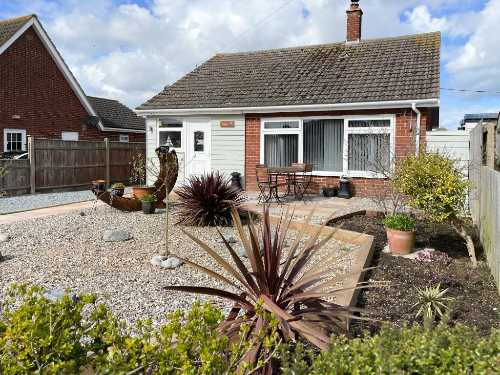a house with a garden in front of it at Lilypots in Scratby