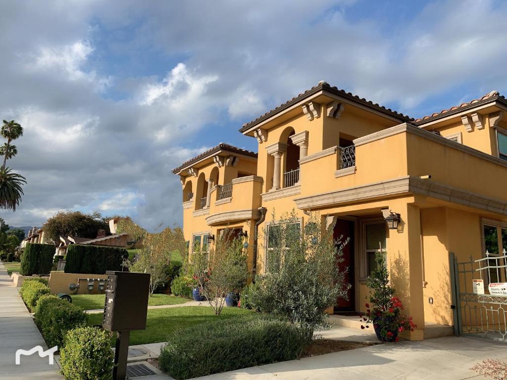 a large yellow house with a yard at Yellow house Whole 2bedrooms in Alhambra in Alhambra