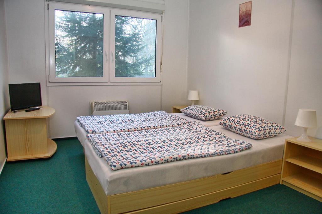 Postel nebo postele na pokoji v ubytování Chatova osada Family Resort Thermalpark inclusiv