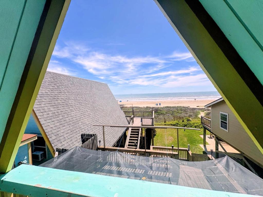 The Tiki Hut - Laid-Back A-Frame Island Vibes, Surfside Beach ...