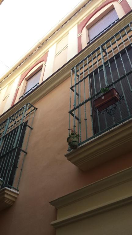 un edificio con dos macetas en un balcón en Apartamento San Benito "B", en Sevilla