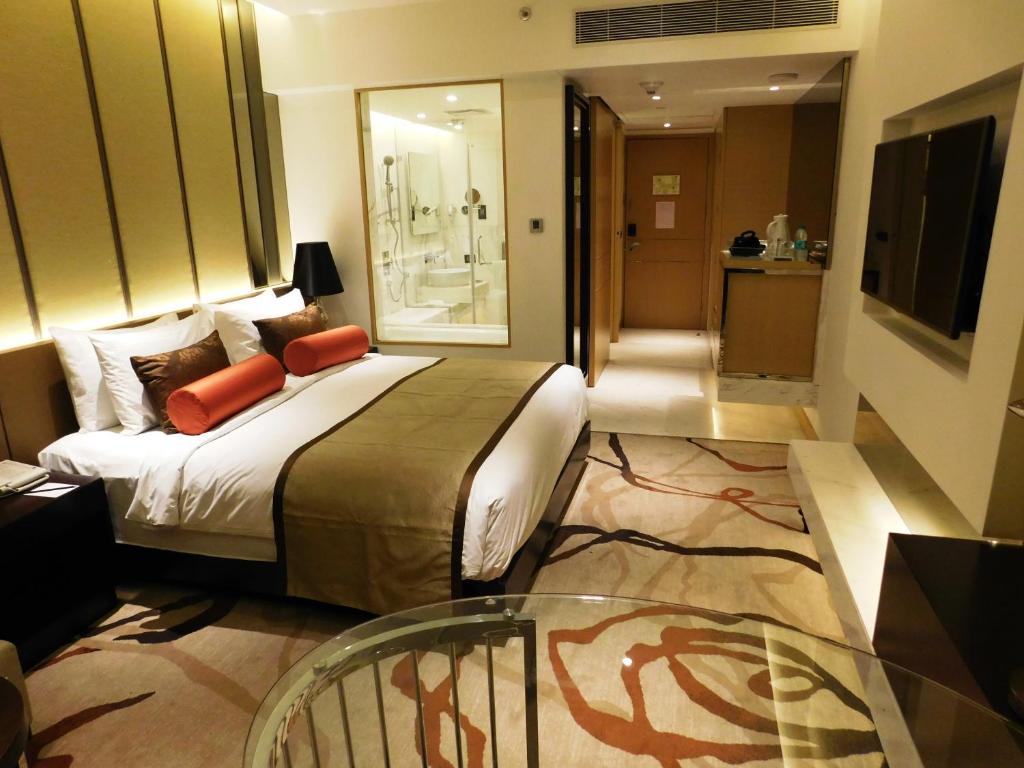 Postel nebo postele na pokoji v ubytování Pride Plaza Hotel, Aerocity New Delhi
