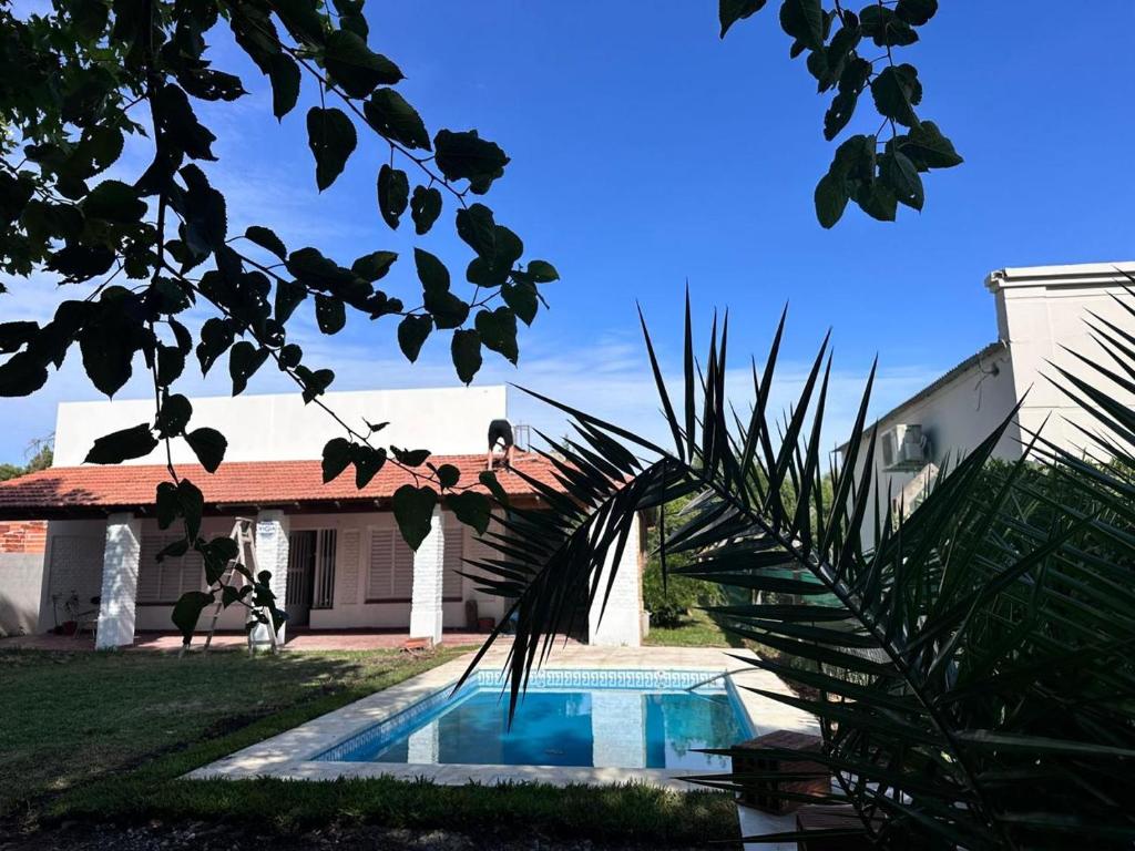a house with a swimming pool in the yard at Mística colonial in Gualeguay