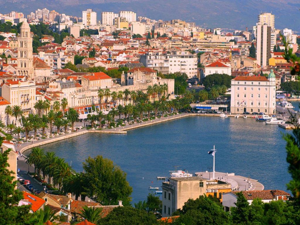 uma vista para uma cidade com um grande corpo de água em B&B Guest House "Be Happy"-parking,breakfast Center em Split