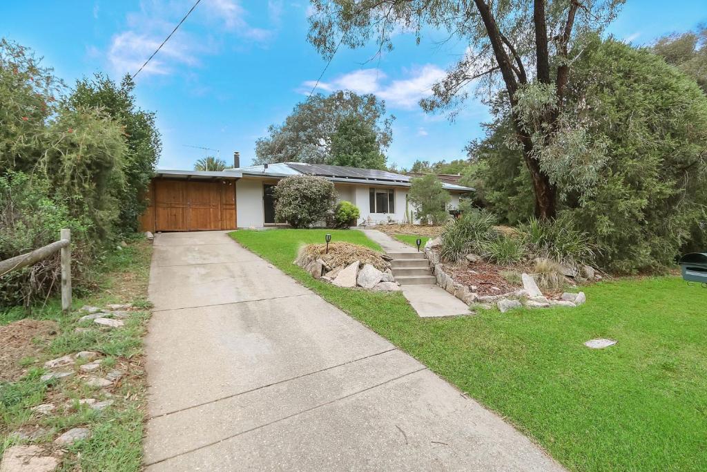 a driveway leading to a house at Blue Moon in Beechworth