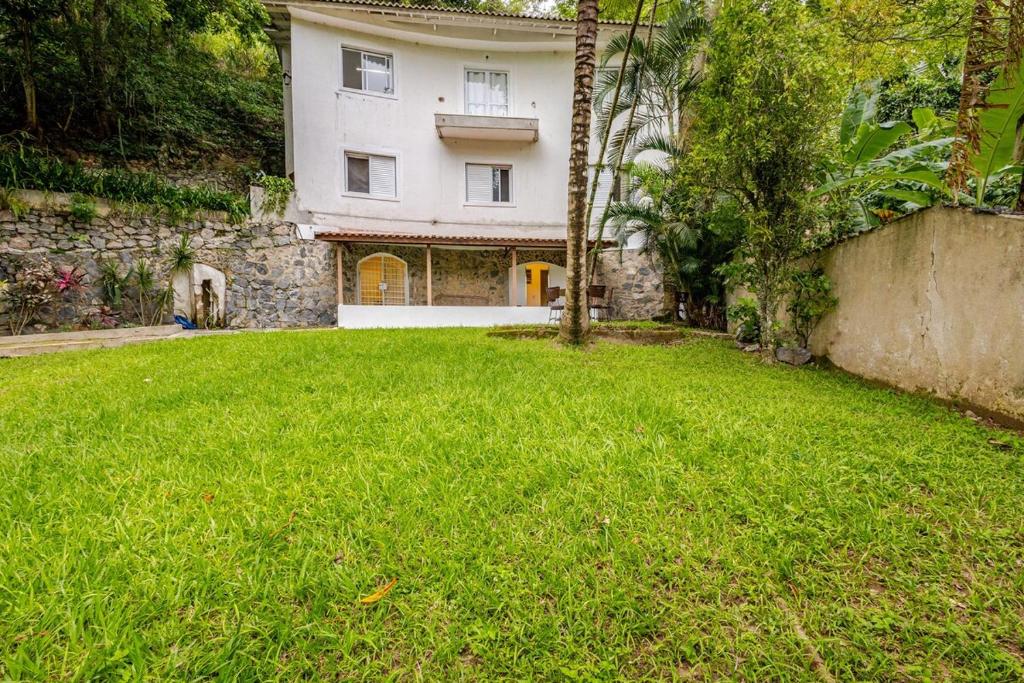 a large yard in front of a house at Aqui, a vista é arte em Barequeçaba in São Sebastião