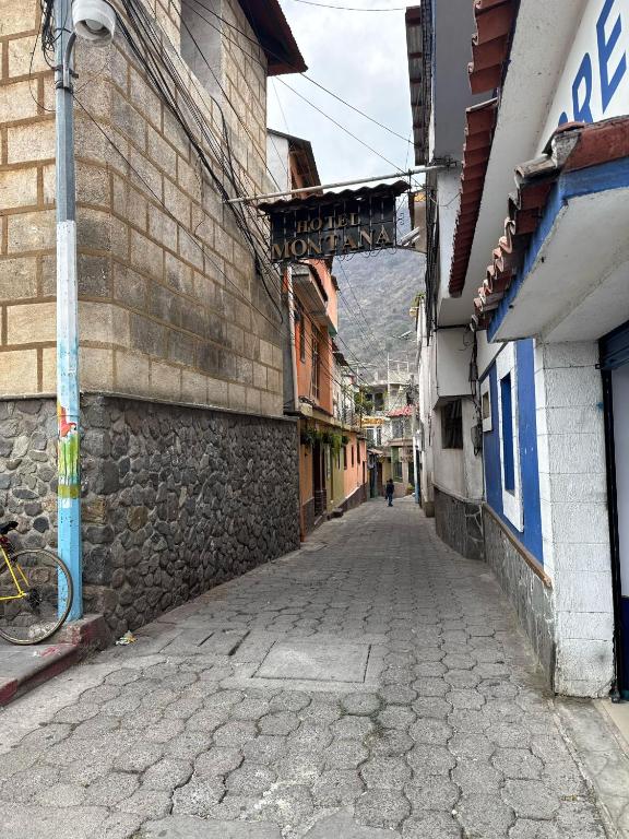 an alley with a sign on the side of a building at Casa fide cómoda in Panajachel