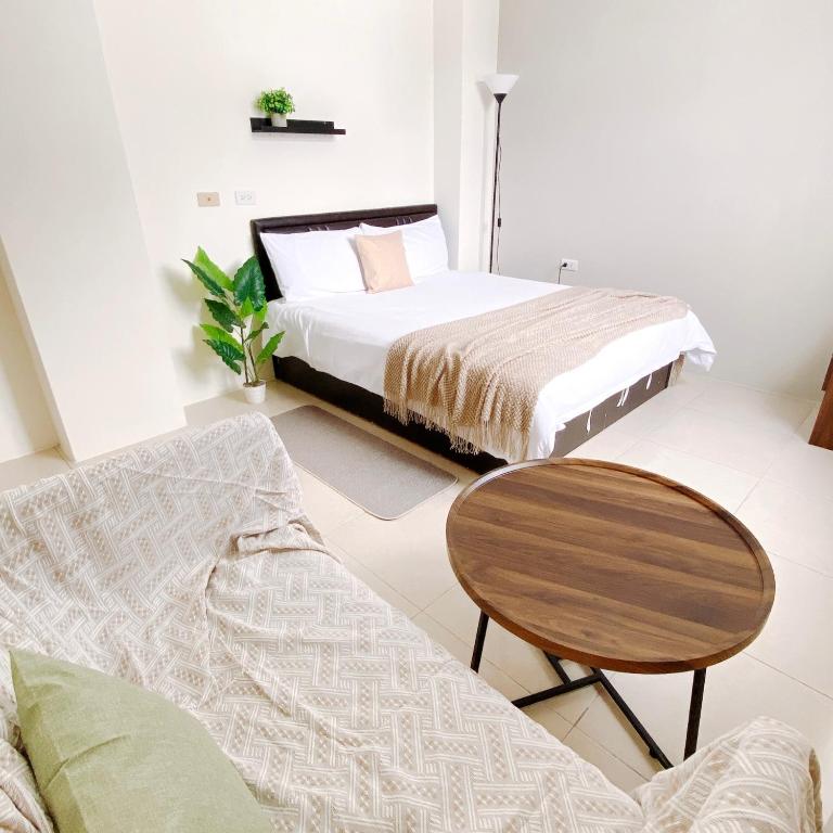 two beds in a room with a couch and a table at 綠島夏御 微熱海岸 Coast Venus in Green Island