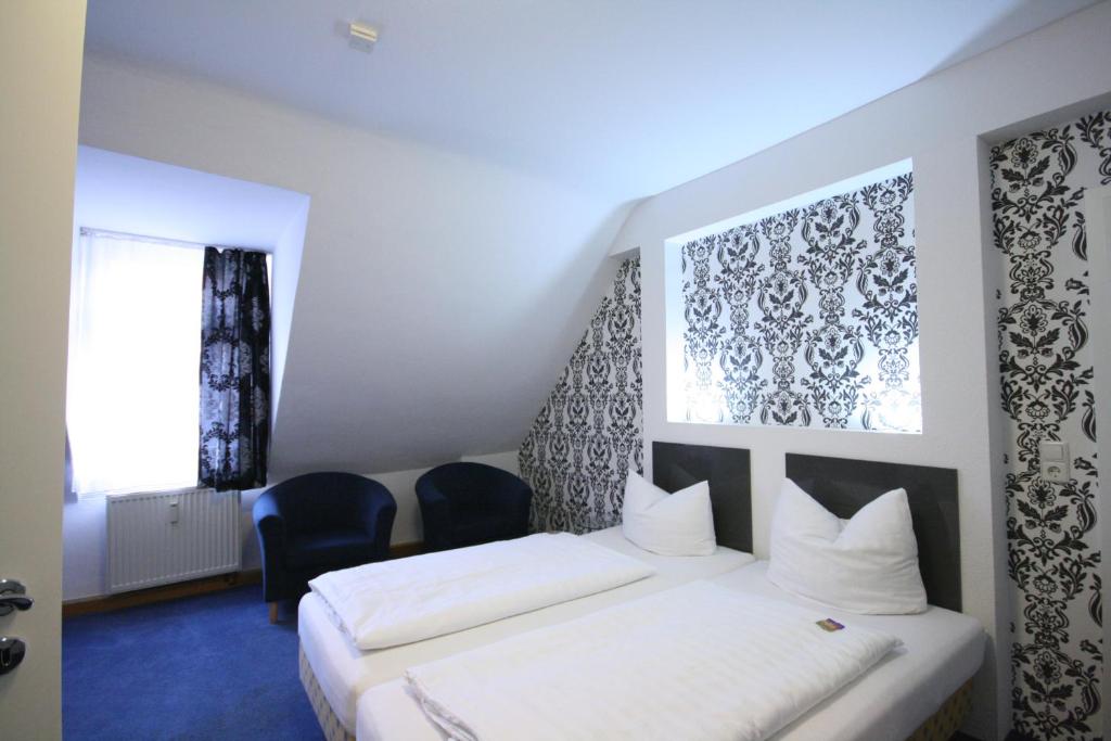 Postel nebo postele na pokoji v ubytování Altstadt Hotel