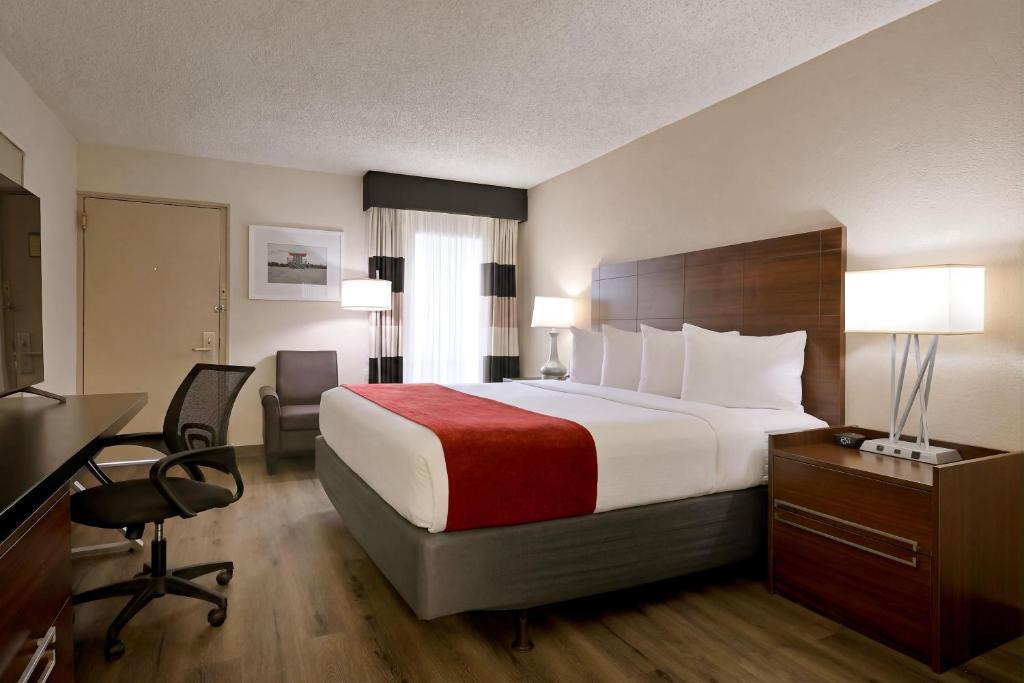 Ramada by Wyndham Sarasota Waterfront photo