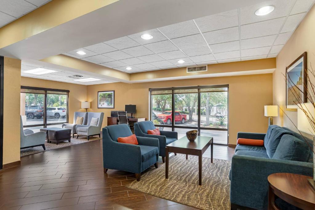 Comfort Suites Tallahassee Capitol - University Area photo