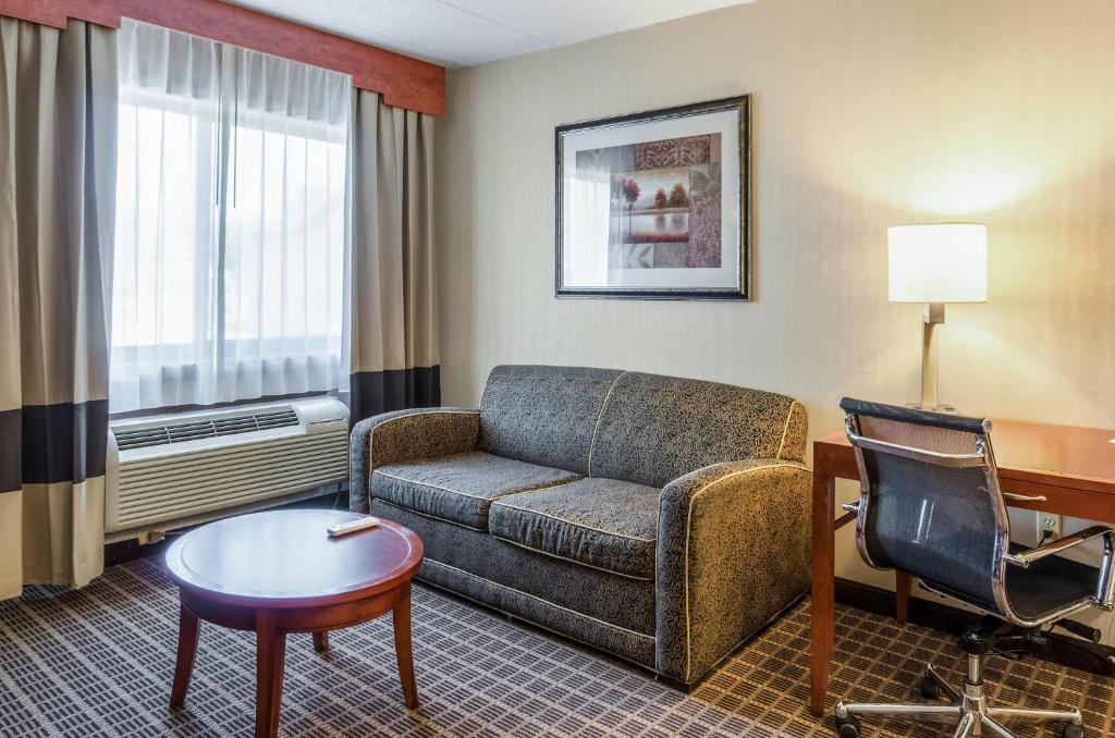 Comfort Inn & Suites West Springfield photo