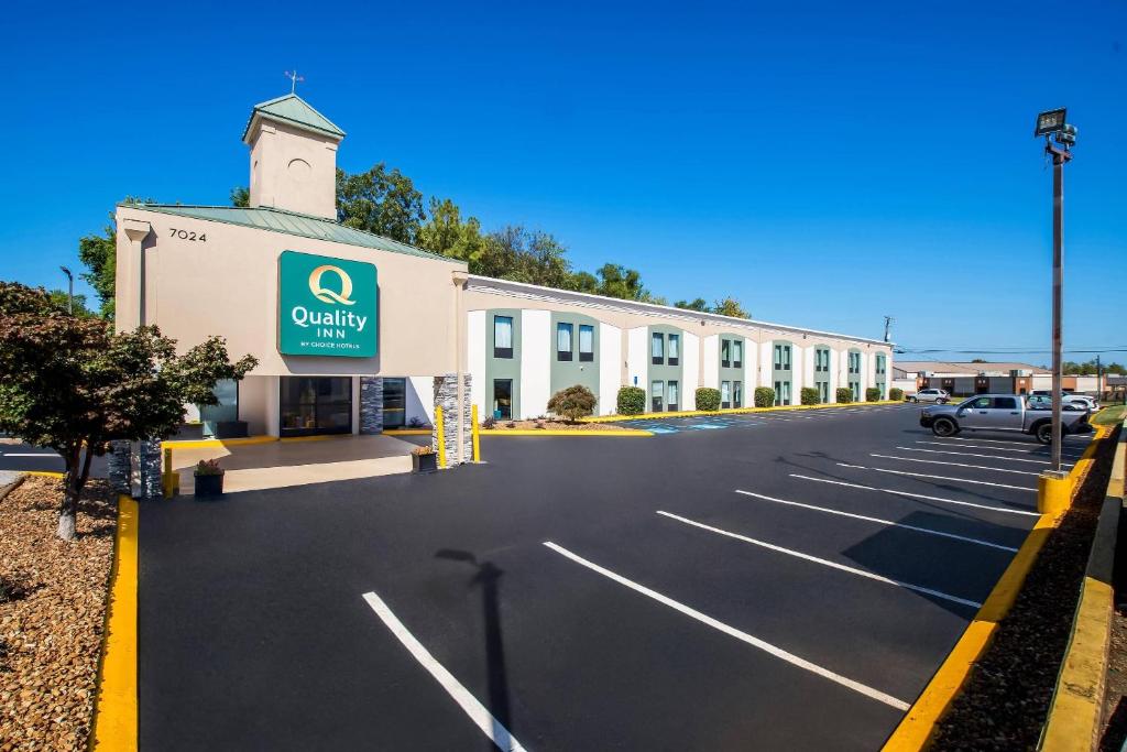 a parking lot in front of a office building at Quality Inn Chattanooga Hamilton Place in Tyner