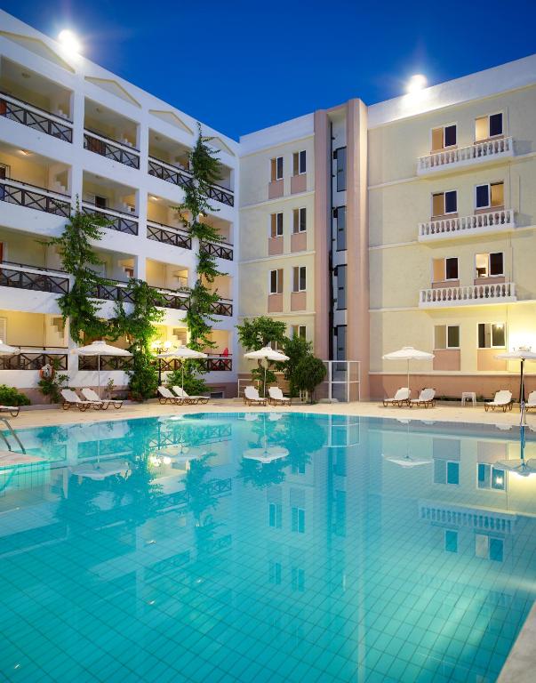 Bazén v ubytování Hersonissos Palace nebo v jeho okolí
