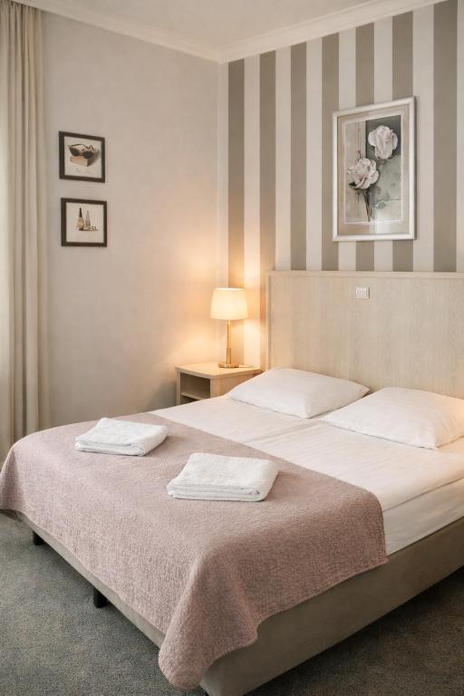 Postel nebo postele na pokoji v ubytování Hotel Amalia