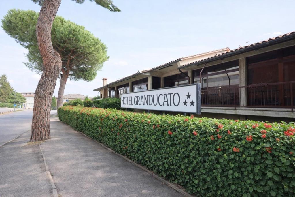 a sign for the randolf club in front of a building at Hotel Granducato in Montepulciano