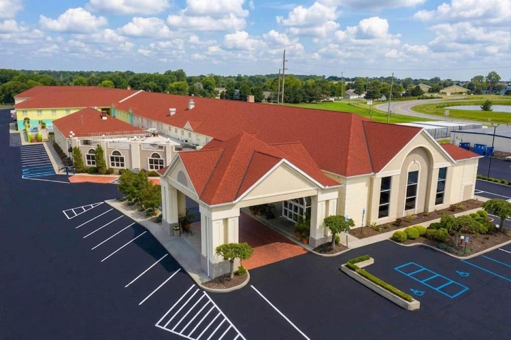 an overhead view of a school building with a parking lot at Comfort Inn Sandusky in Sandusky