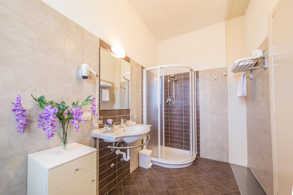 Koupelna v ubytování Renzo Hotel