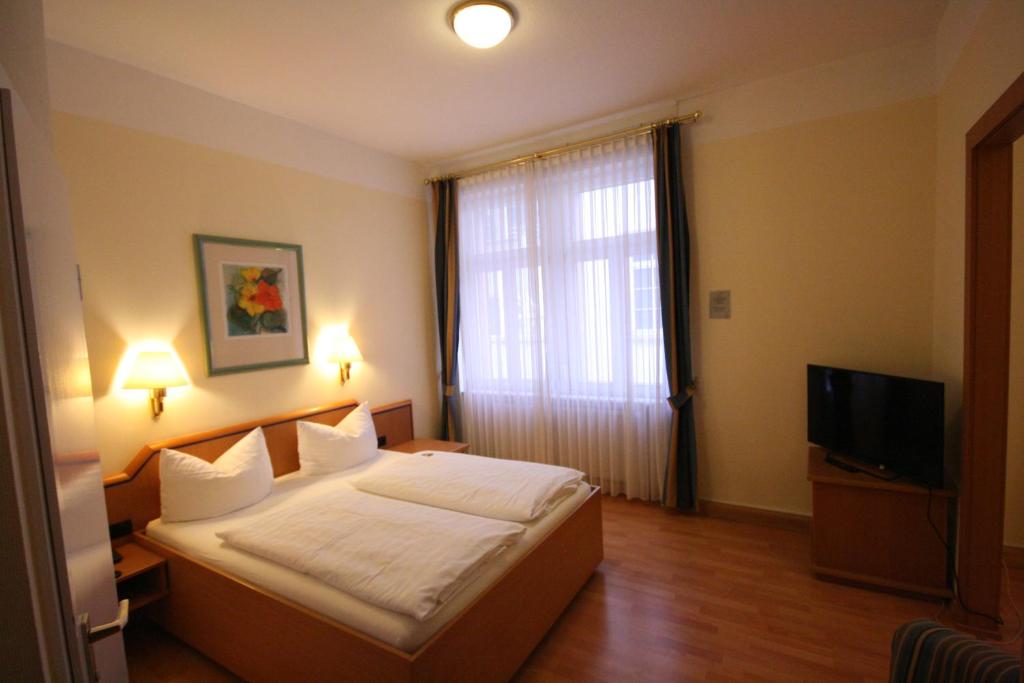 Postel nebo postele na pokoji v ubytování Altstadt Hotel