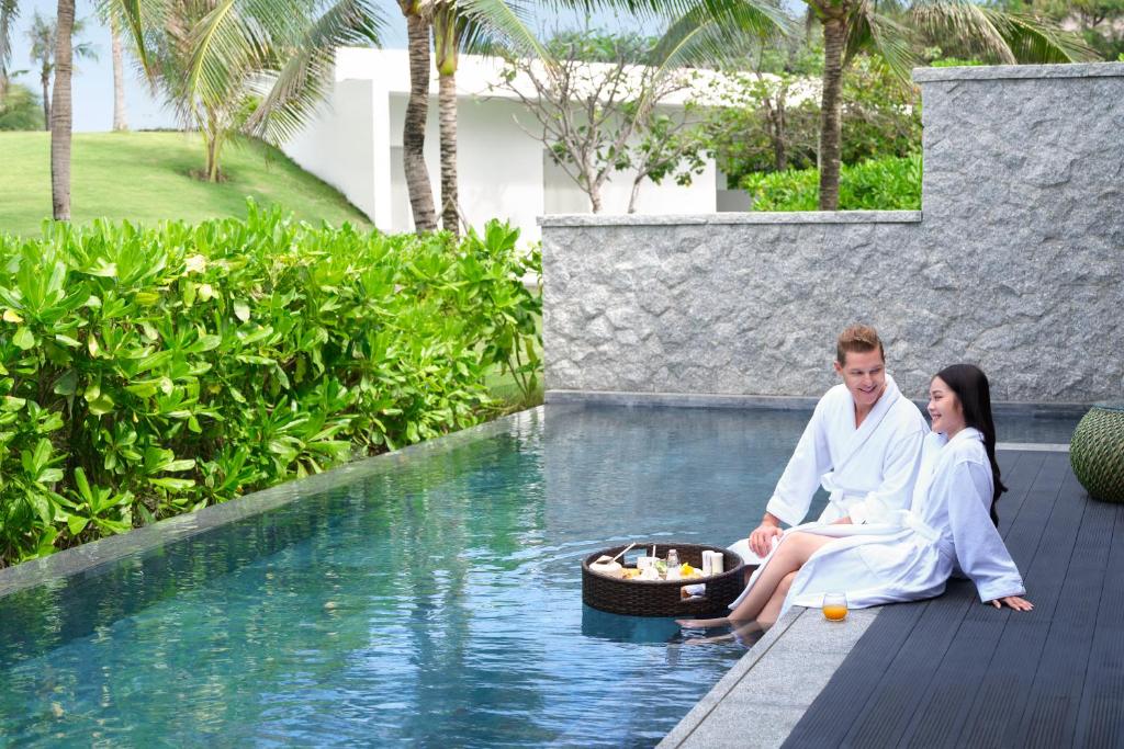 Two-Bedroom Villa with One King Bed and Two Double Beds