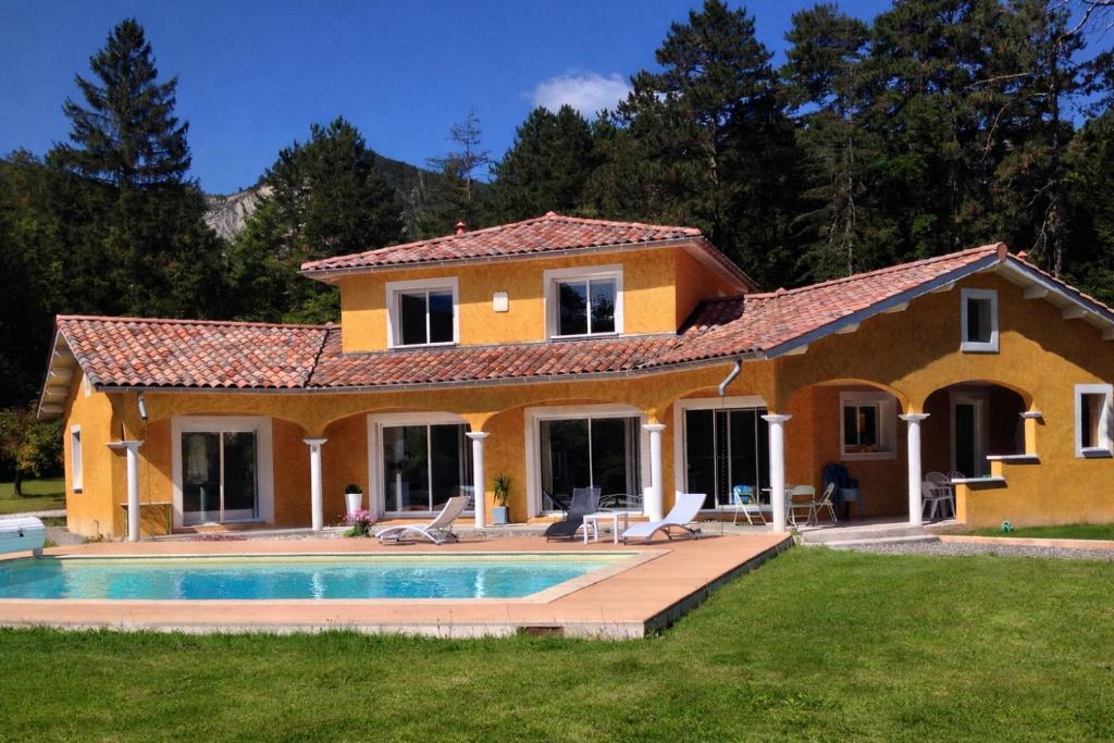 a house with a pool in front of it at Bastide des Civayeres in Veynes