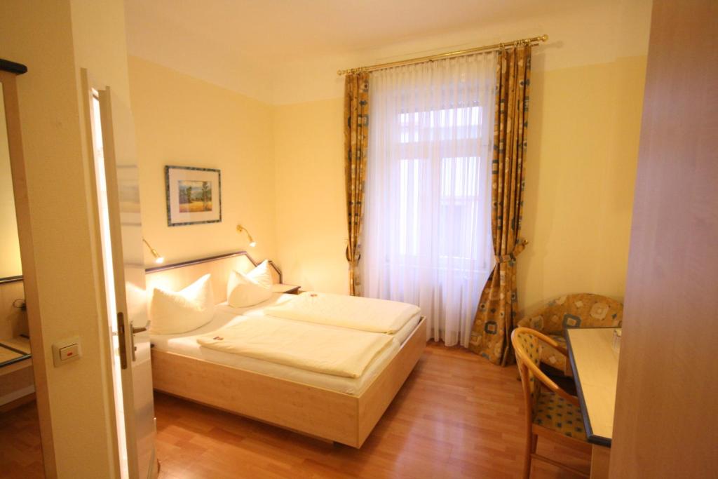 Postel nebo postele na pokoji v ubytování Altstadt Hotel