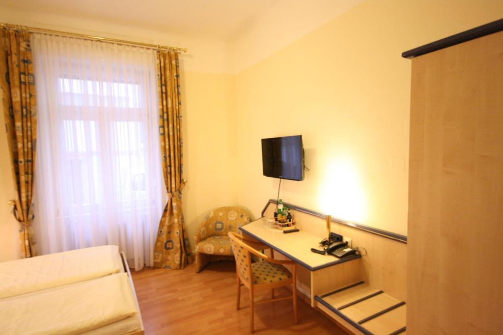 TV a/nebo společenská místnost v ubytování Altstadt Hotel