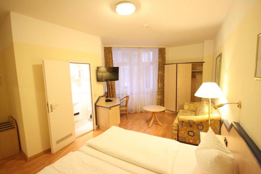 Postel nebo postele na pokoji v ubytování Altstadt Hotel