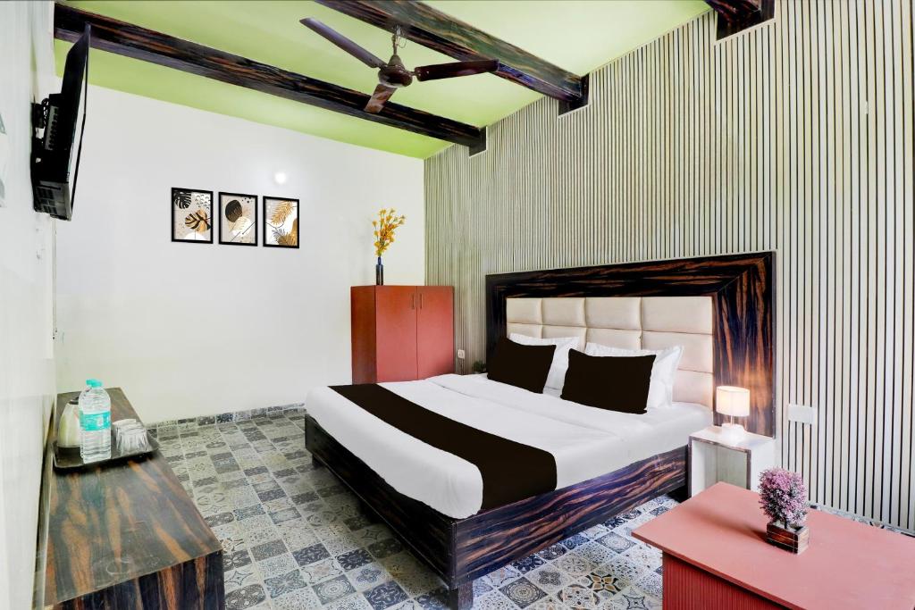 a bedroom with a large bed in a room at Hotel O Tehsil Chowk Doon Hospital Formerly Hotel Comfort in Dehradun
