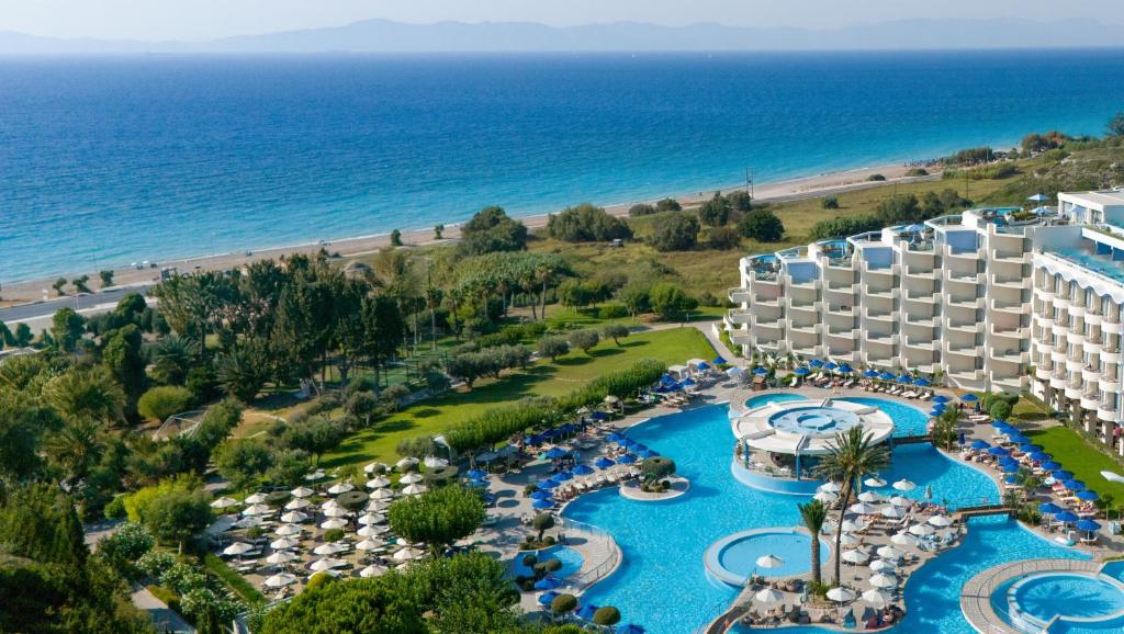 eine Luftaufnahme des Resorts und des Strandes in der Unterkunft Atrium Platinum Resort & Spa in Ixia