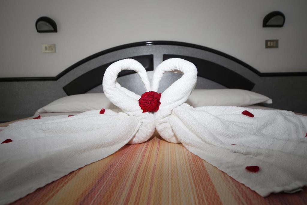 A bed or beds in a room at Hotel Lugano