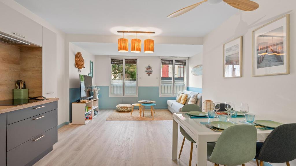 a kitchen and living room with a table and chairs at Bel Apt neuf - HyperCentre 400m Plage-Pkg-Wifi-T3 in Arcachon