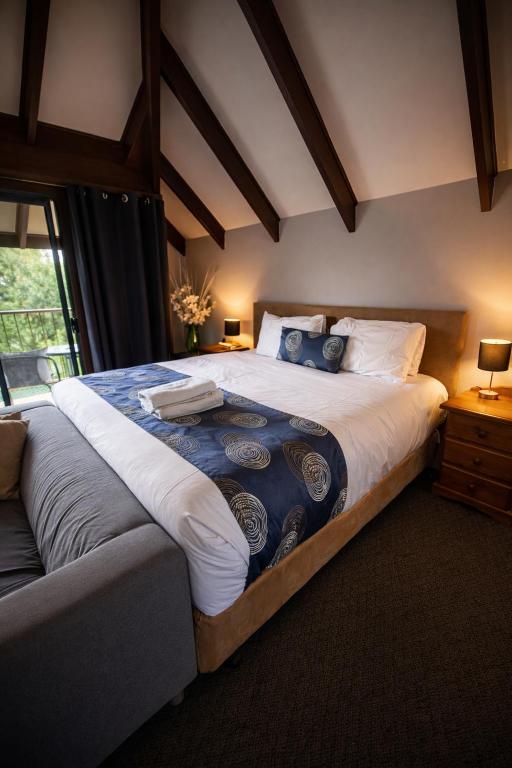 a bedroom with a large bed in a room at Hahndorf Motel in Hahndorf