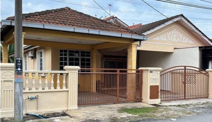 a small house with a gate in front of it at Homestay 3U MU5L1M Only in Cukai